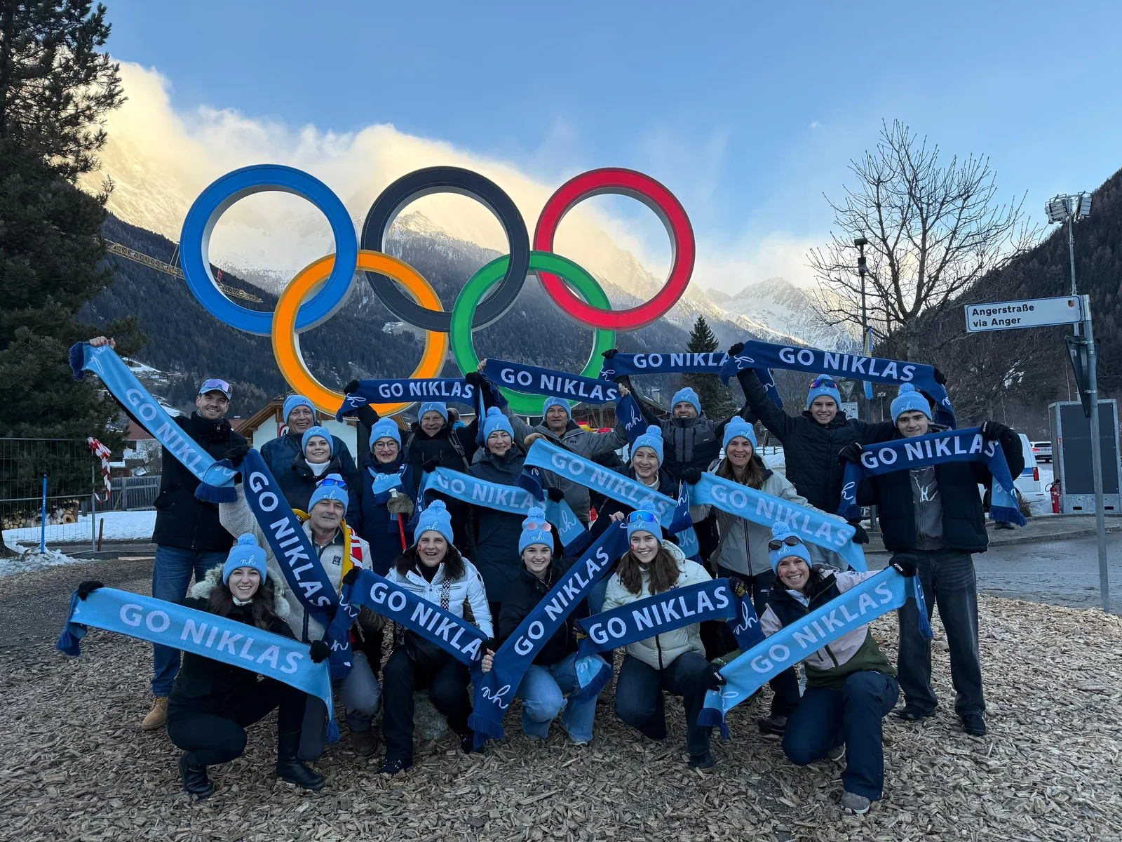 nh Fanfamily mit GO NIKLAS Schals vor den Olympischen Ringen